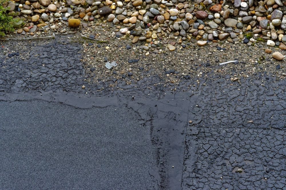 Dakreparatie nodig bij scheuren in plat dak in Oud-Beijerland